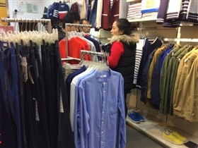 服装城商户统一开门迎客，点亮城市消费新活力